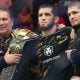 Javier Mendez, Makhachev e Khabib posam com o cinturão do UFC